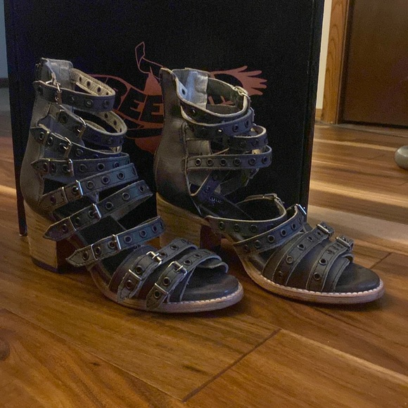 Freebird Casandra sandal in an 8. - Picture 2 of 6